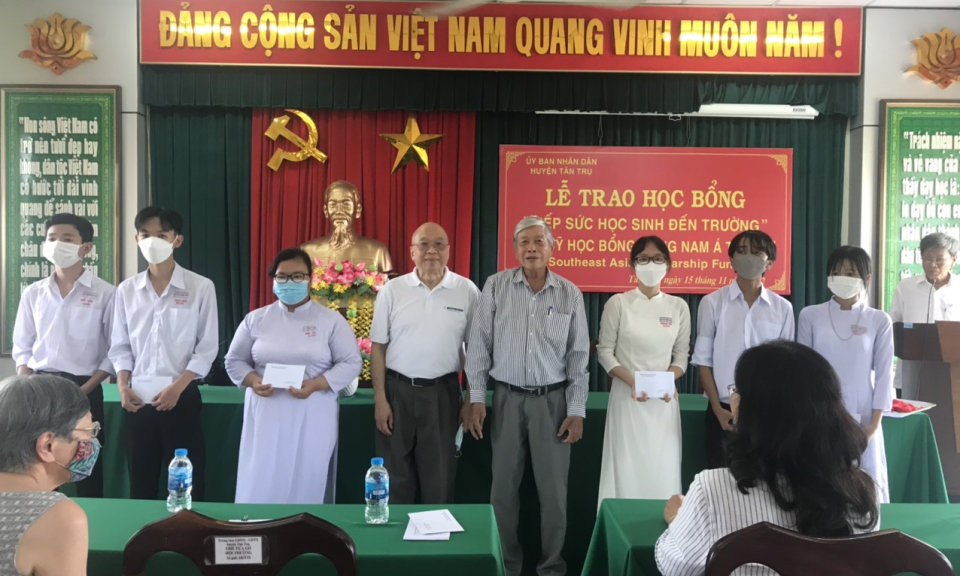 Tân Trụ trao học bổng "Tiếp sức học sinh đến trường"