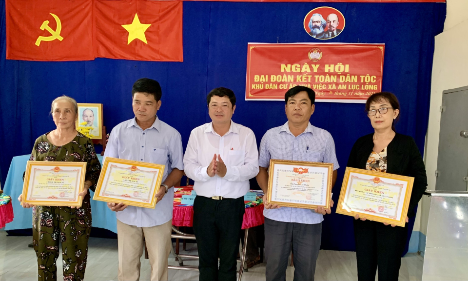 Ngày hội Đại đoàn kết toàn dân tộc tại ấp Nhà Việc, xã An Lục Long