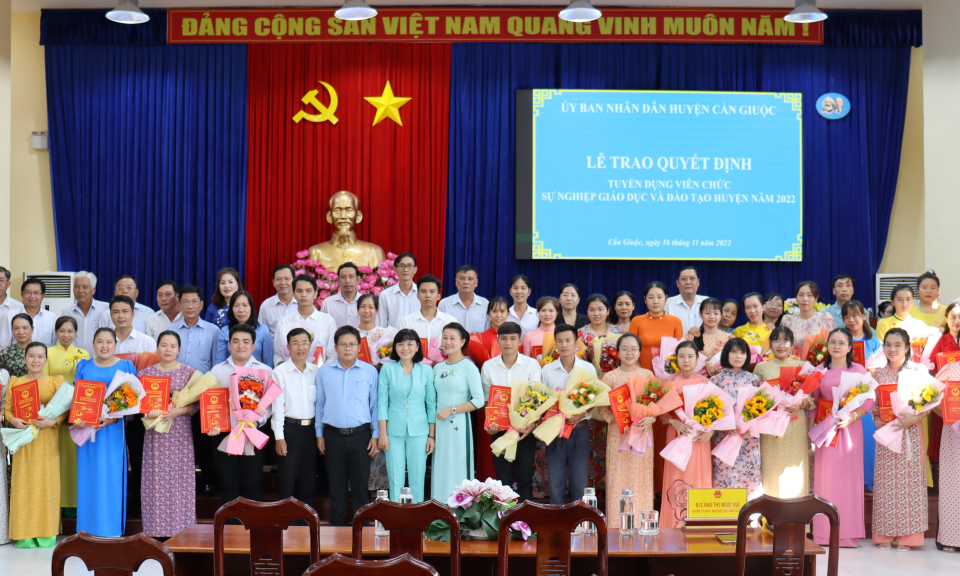 Cần Giuộc trao Quyết định tuyển dụng viên chức sự nghiệp Giáo dục và Đào tạo