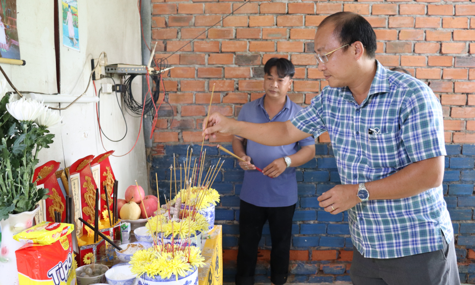 Cần Giuộc thăm gia đình có người thân tử vong do tai nạn giao thông
