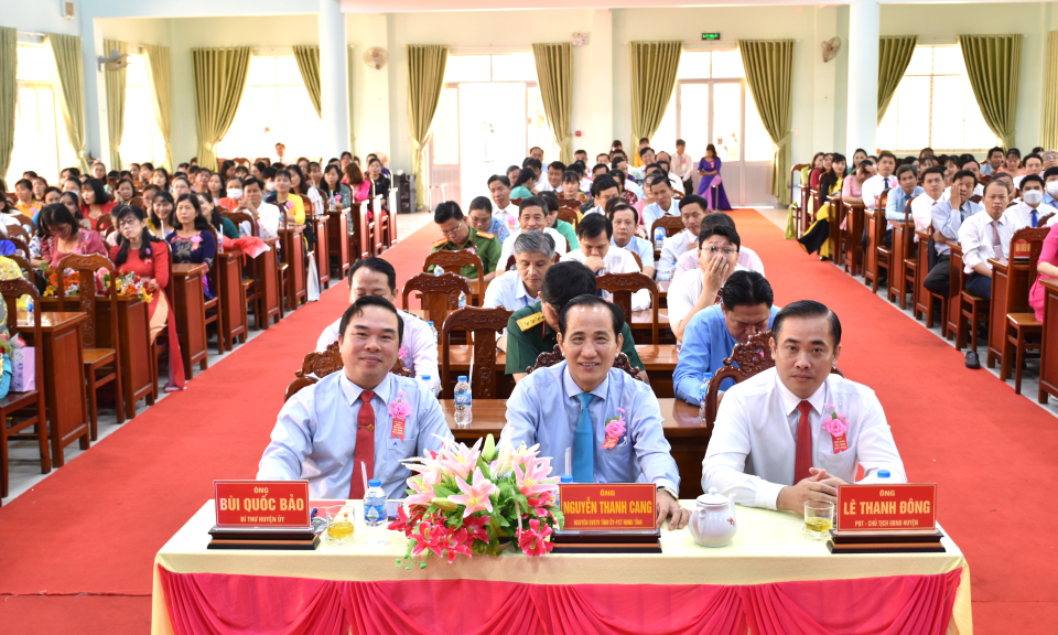 Trung tâm Chính trị huyện Tân Thạnh họp mặt Kỷ niệm 40 năm ngày Nhà giáo Việt Nam