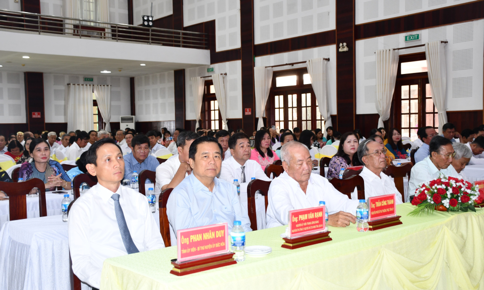 Đức Hòa họp mặt kỷ niệm 40 năm Ngày Nhà giáo Việt Nam