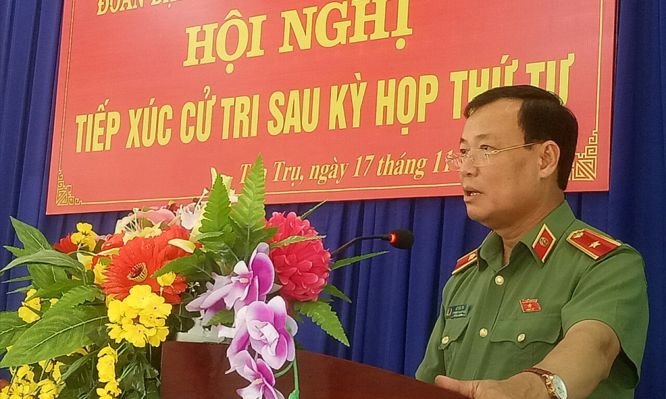 Đại biểu Quốc hội tiếp xúc cử tri  tại Tân Trụ