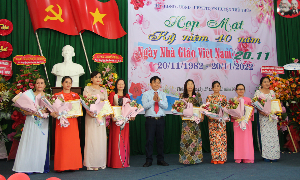 Thủ Thừa họp mặt 40 năm Ngày Nhà giáo Việt Nam 20/11