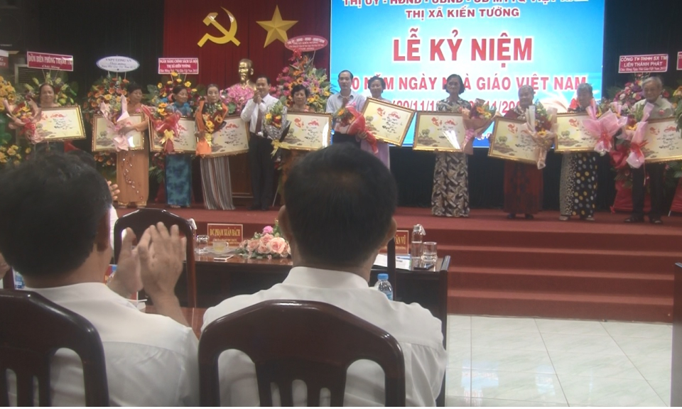 Kiến Tường họp mặt kỷ niệm 40 năm Ngày Nhà giáo Việt Nam