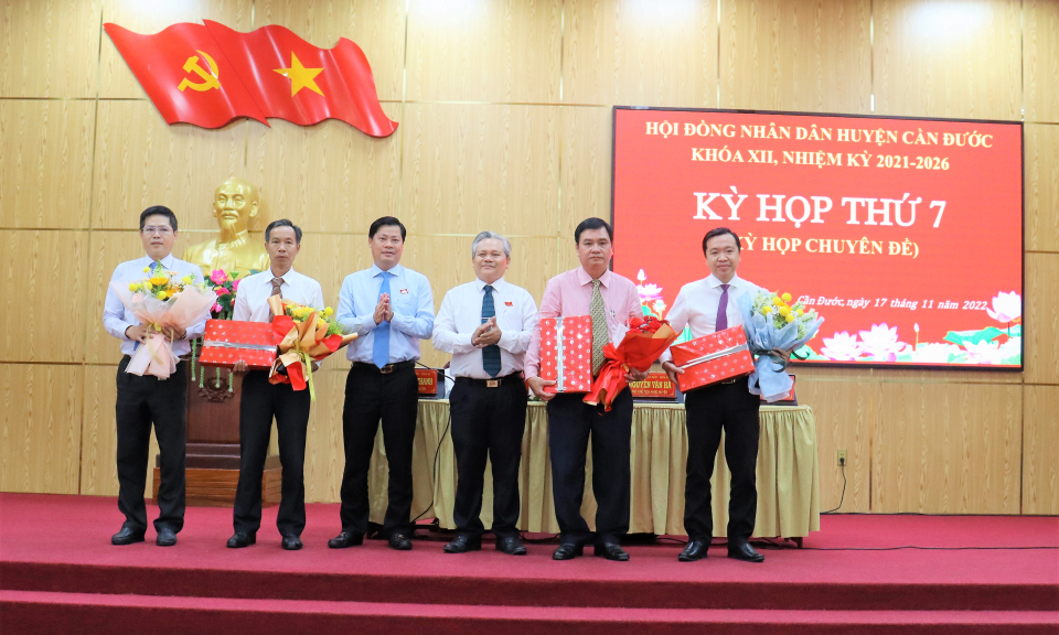 Hội đồng Nhân dân huyện Cần Đước khóa XII nhiệm kỳ 2021 - 2026 kỳ họp thứ 7