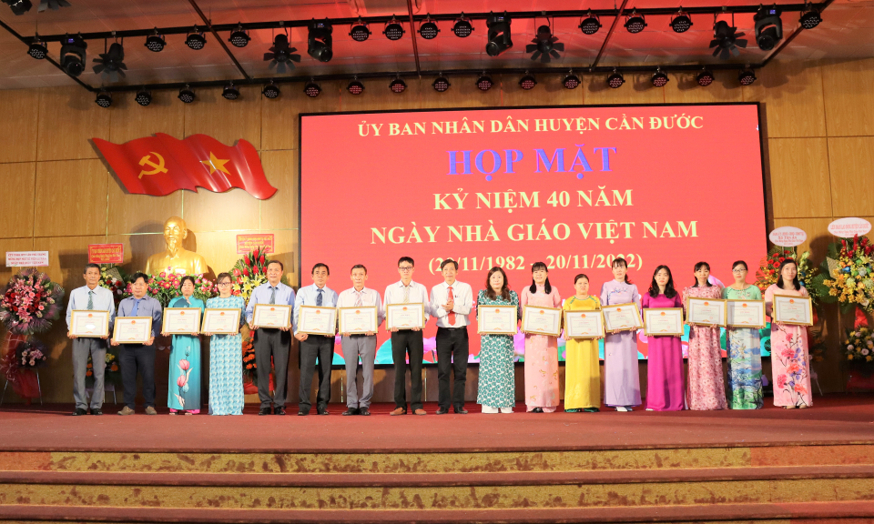 Cần Đước họp mặt kỷ niệm 40 năm Ngày nhà giáo Việt Nam 20/11