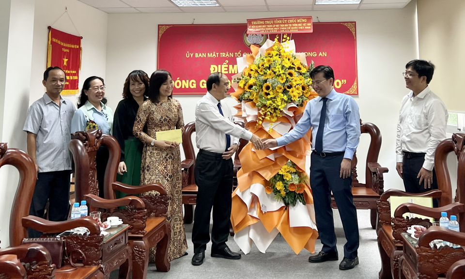 Lãnh đạo tỉnh chúc mừng Ủy ban MTTQ Việt Nam tỉnh nhân kỷ niệm ngày truyền thống