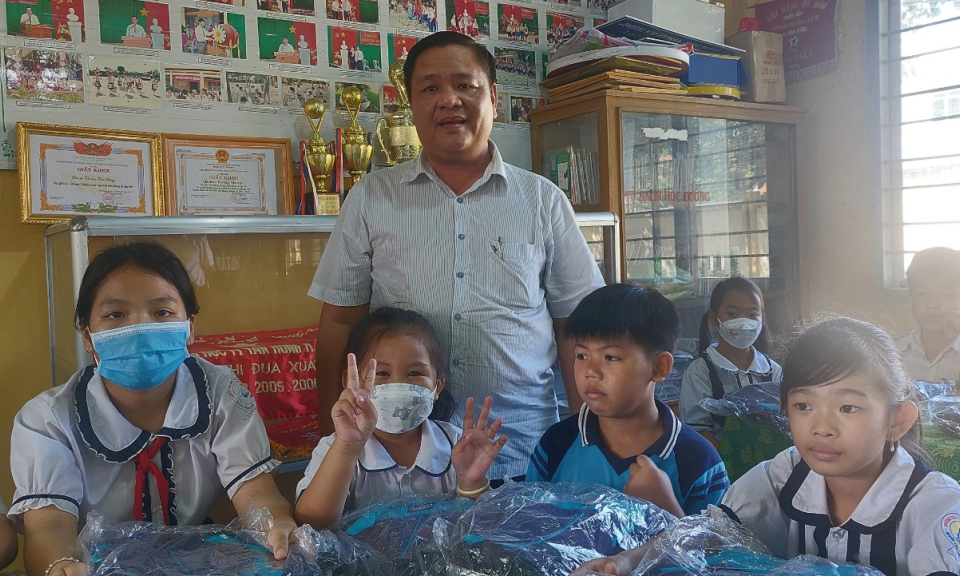 Sở Giao thông Vận tải trao 150 chiếc cặp cho học sinh huyện Tân Hưng