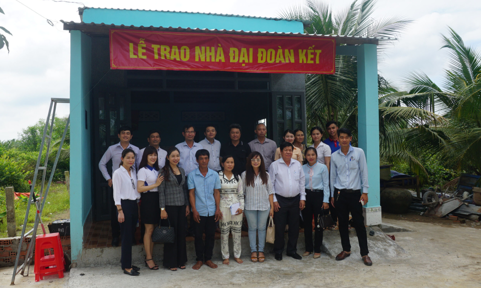 Bến Lức trao tặng 06 căn nhà Đại đoàn kết nhân kỷ niệm 92 năm Ngày Truyền thống MTTQ Việt Nam