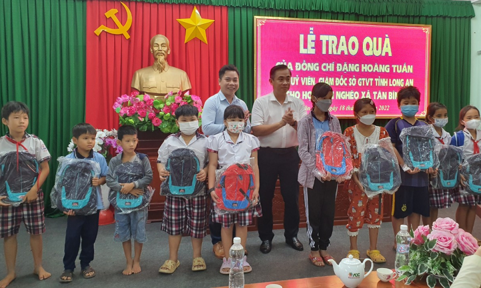 Tân Thạnh: Giám đốc Sở Giao thông Vận tải Long An tặng quà cho học sinh nghèo