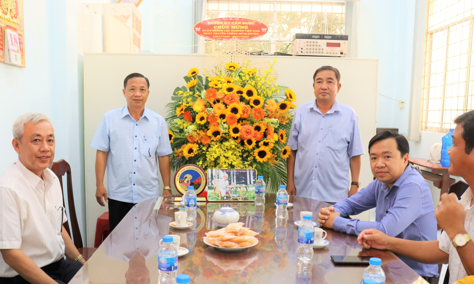 Huyện ủy Cần Đước chúc mừng 92 năm Ngày thành lập Mặt trận Dân tộc thống nhất Việt Nam