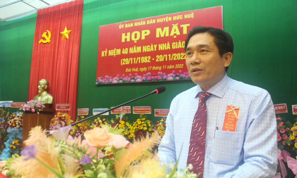 Đức Huệ họp mặt kỷ niệm 40 năm ngày Nhà giáo Việt Nam