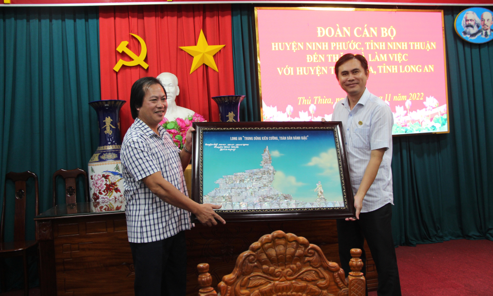 Thủ Thừa tiếp đoàn cán bộ huyện Ninh Phước, tỉnh Ninh Thuận đến học tập kinh nghiệm xây dựng nông thôn mới