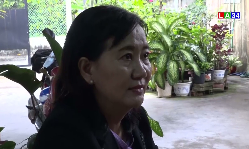 Cần Đước: Lãnh đạo huyện thăm, tặng quà nhà giáo nghỉ hưu