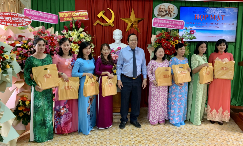 Châu Thành: Trường THPT Nguyễn Thông họp mặt kỷ niệm 40 năm Ngày Nhà giáo Việt Nam