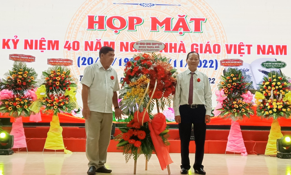 Thạnh Hóa tổ chức họp mặt kỷ niệm 40 năm Ngày Nhà giáo Việt Nam