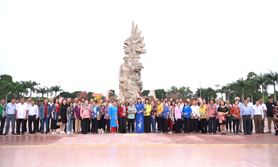 Đoàn cán bộ hưu trí TP.HCM về nguồn, tham quan tại tỉnh Long An