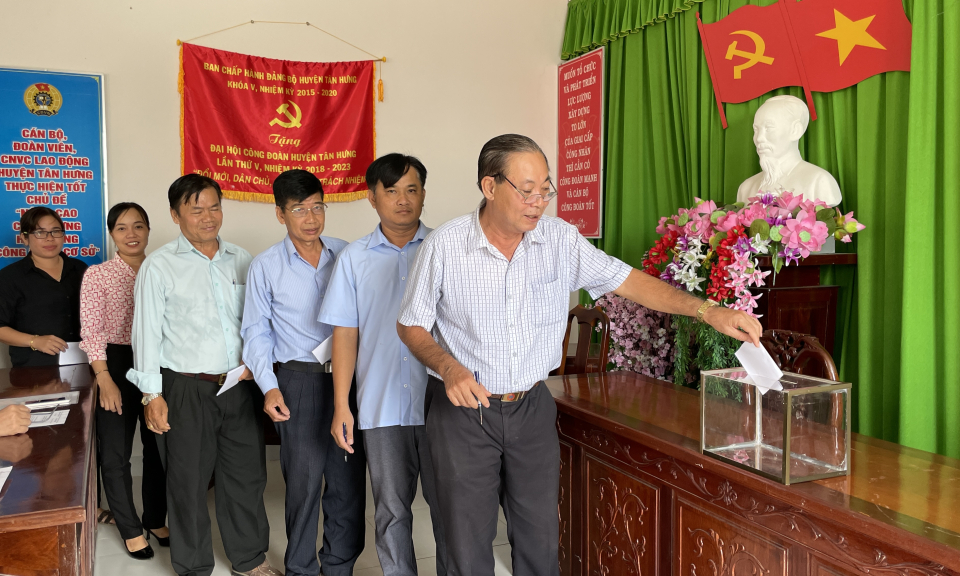 Hội Nông dân huyện Tân Hưng bầu Chủ tịch mới
