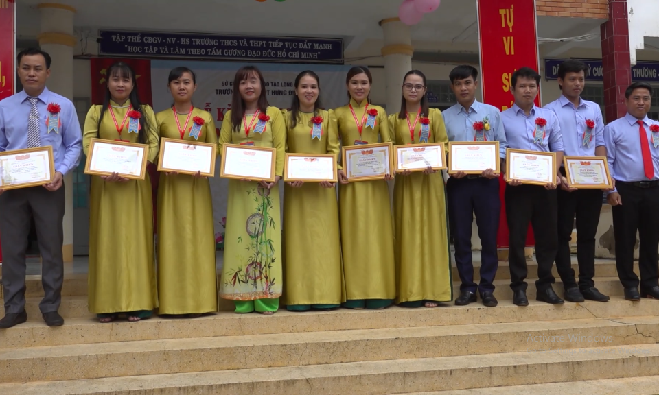 Tân Hưng: Trường THCS và THPT Hưng Điền B họp mặt ngày nhà giáo Việt Nam 20/11