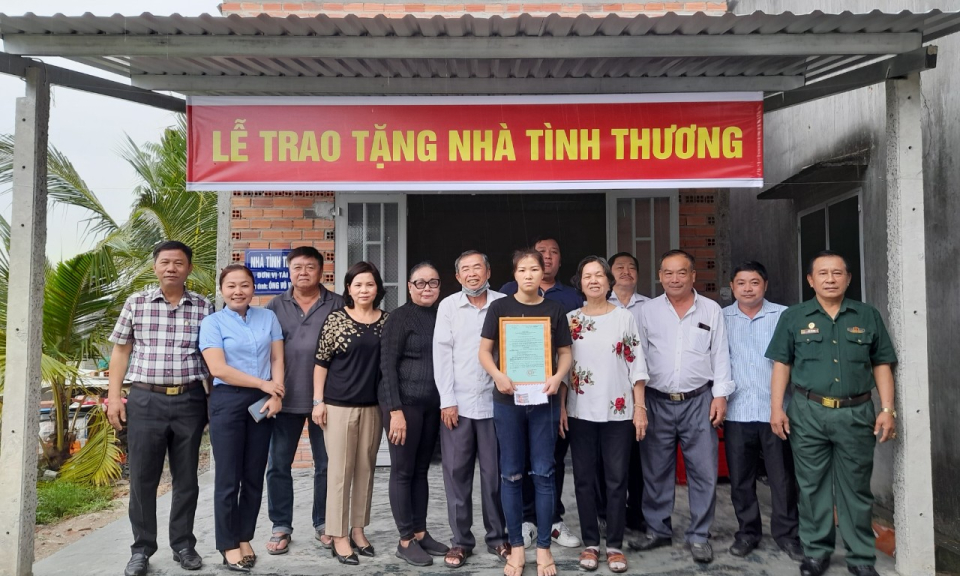Đức Hòa trao 2 căn nhà tình thương cho hộ khó khăn về nhà ở