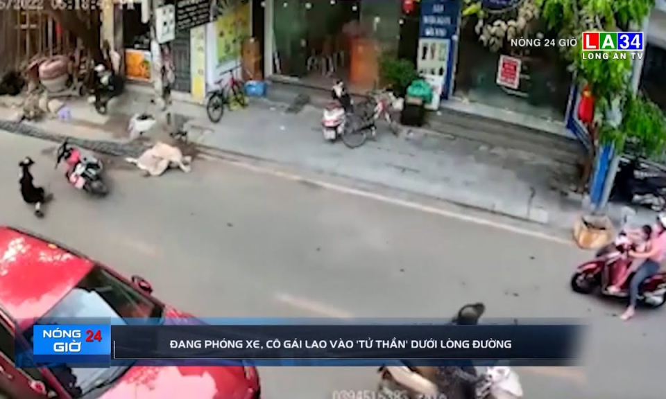 Đang phóng xe, cô gái lao vào "chướng ngại vật" dưới lòng đường