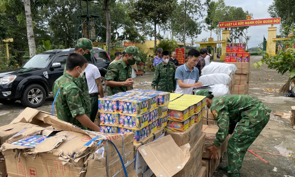 Tân Hưng: Bộ đội Biên phòng phát hiện, thu giữ trên 1.700kg pháo các loại
