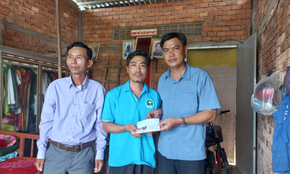 Trao số tiền gần 17 triệu đồng cho trường hợp bị tai nạn lao động