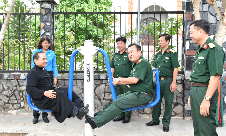 Bộ CHQS tỉnh khánh thành công trình thể dục thể thao Giáo xứ Kiến Bình