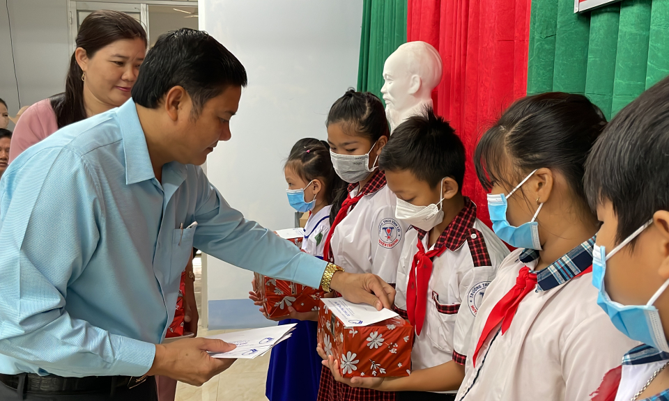 Quỹ Bảo trợ trẻ em tỉnh tặng học bổng và quà cho trẻ em Tân Hưng