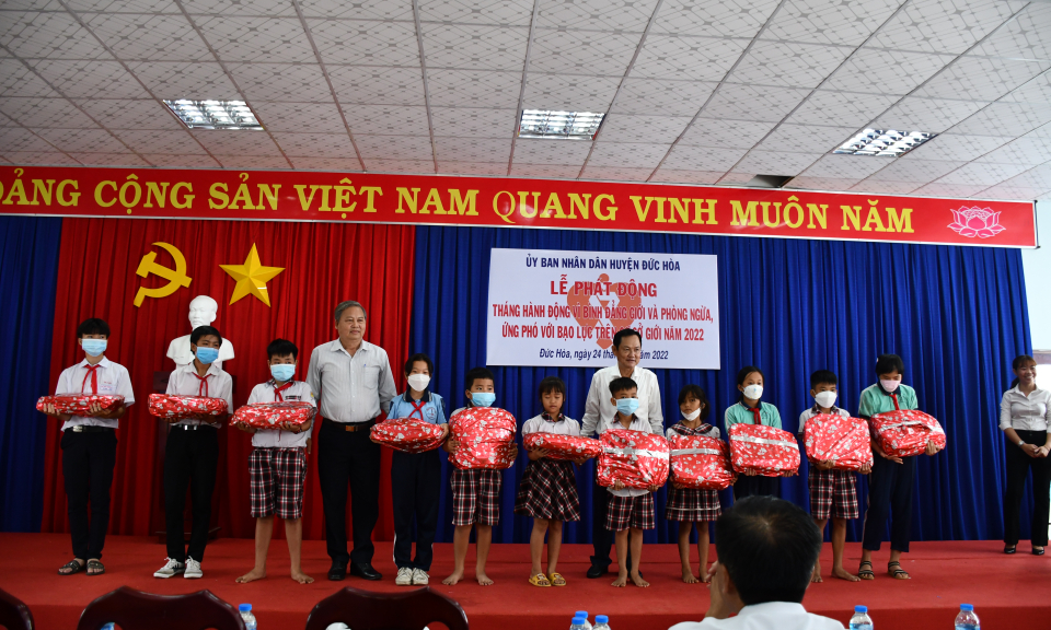 Đức Hòa tổ chức Lễ phát động Tháng hành động vì bình đẳng giới