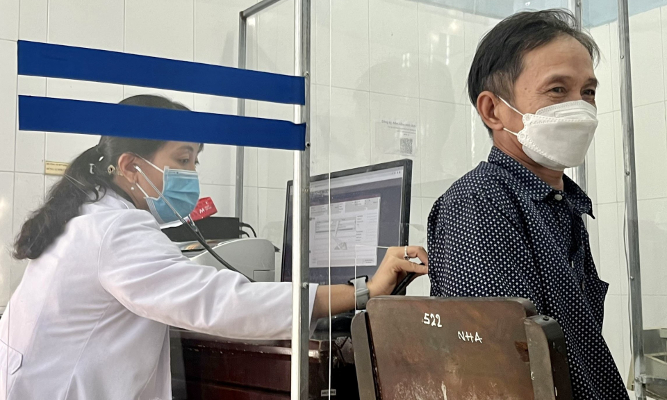 Bến Lức nỗ lực khắc phục khó khăn do thiếu nhân lực ngành y tế