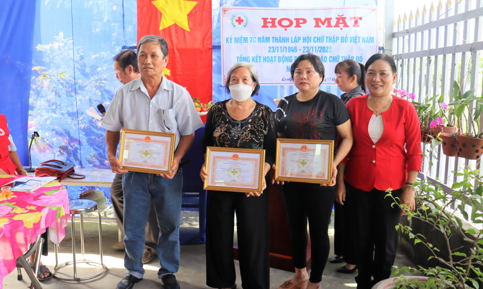 Cần Đước họp mặt kỷ niệm 76 năm ngày thành lập Hội Chữ thập đỏ Việt Nam