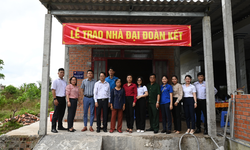 Bến Lức trao tặng 2 căn nhà Đại đoàn kết