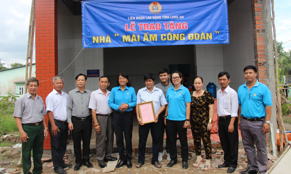 Thủ Thừa: Liên đoàn Lao động tỉnh trao tặng mái ấm công đoàn