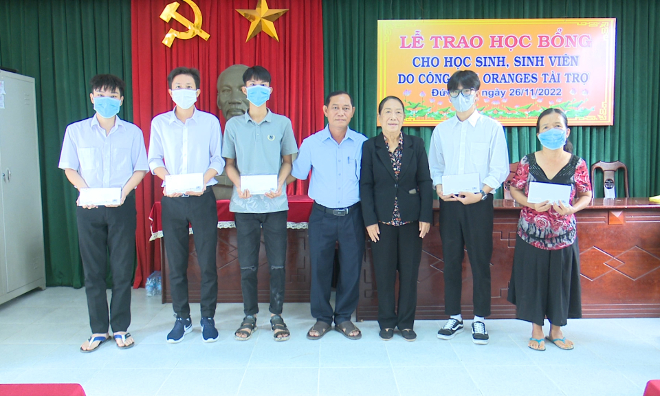 Đức Hòa trao 44 suất học bổng cho học sinh, sinh viên