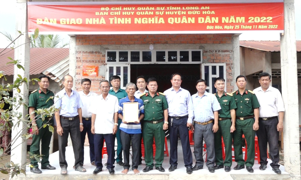 Đức Hòa bàn giao “Nhà tình nghĩa Quân - Dân”