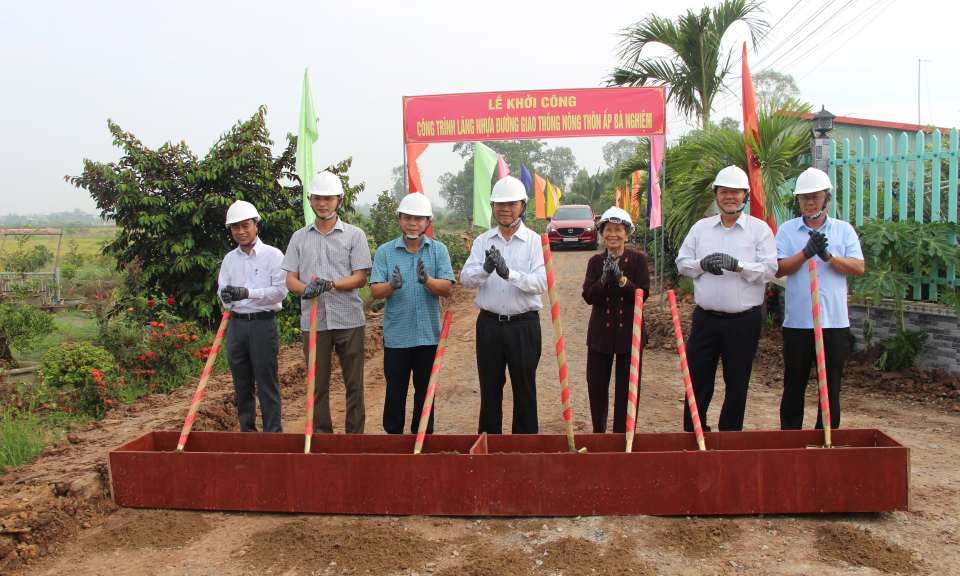 Thủ Thừa khởi công công trình láng nhựa đường giao thông nông thôn ấp Bà Nghiệm, xã Mỹ Lạc