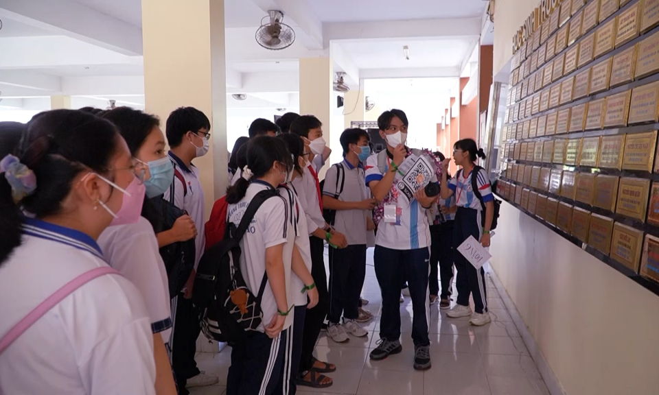 Một ngày trải nghiệm làm học sinh Trường THPT Chuyên Long An