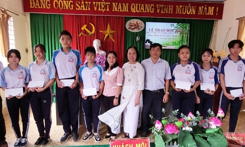 Hội khuyến học huyện Châu Thành  trao học bổng cho  sinh viên, học sinh nghèo
