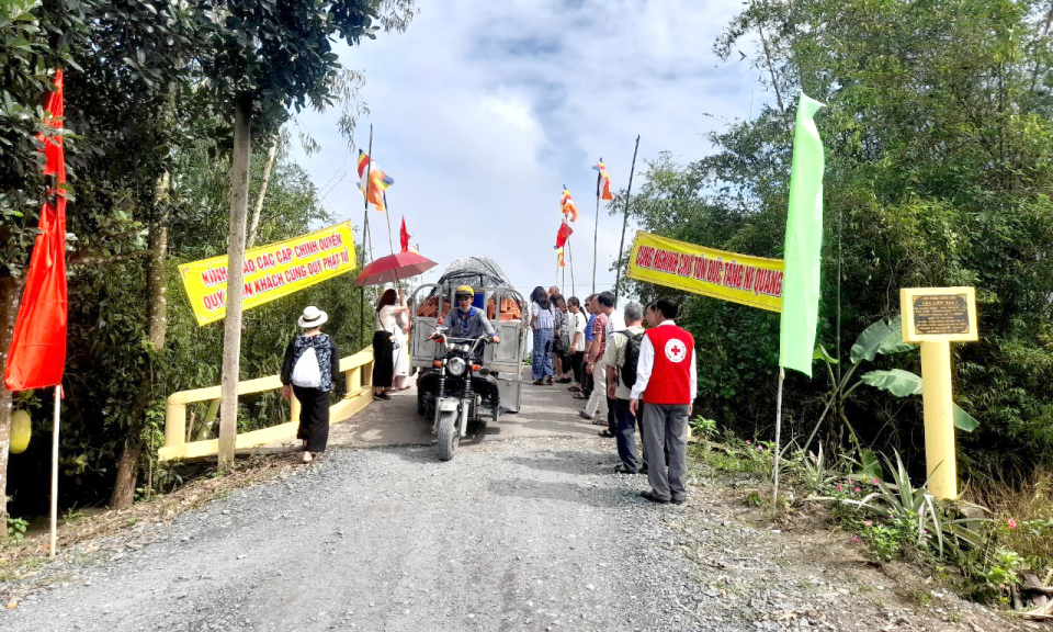 Tân Thạnh khánh thành cầu giao thông nông thôn và trao quà cho hộ nghèo