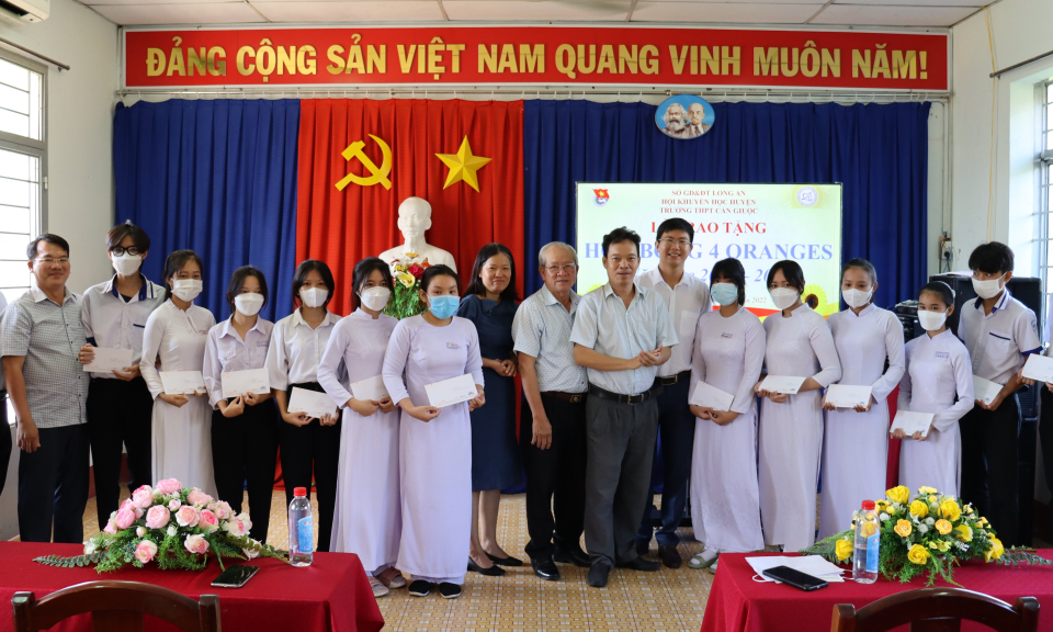 Cần Giuộc trao học bổng cho sinh viên, học sinh