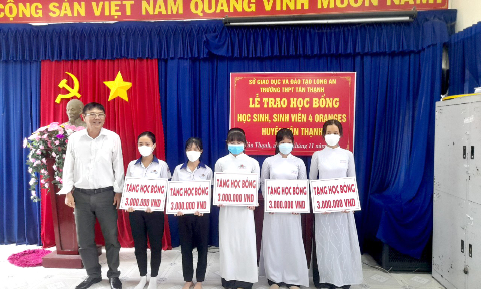 Tân Thạnh trao học bổng cho học sinh, sinh viên hiếu học vượt khó