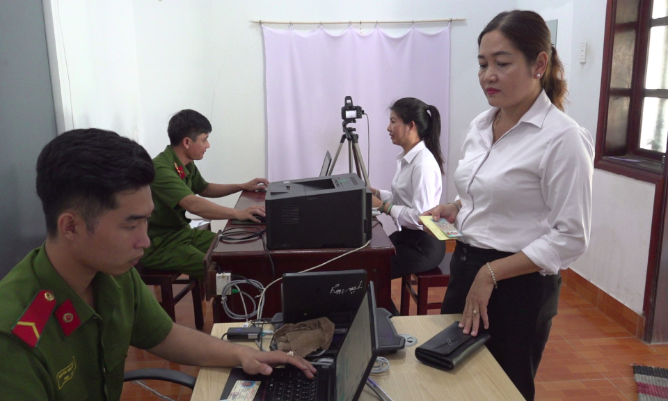 Công an Tân Hưng cấp tài khoản định danh điện tử mức độ 2