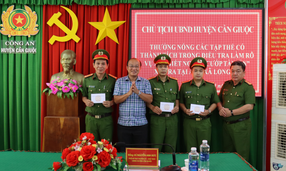 Chủ tịch UBND huyện Cần Giuộc thưởng nóng cho lực lượng  phá vụ án giết người, cướp tài sản tại xã Long An