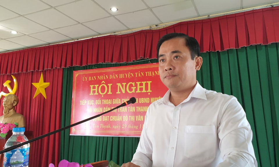Chủ tịch UBND huyện Tân Thạnh đối thoại với Nhân dân về xây dựng thị trấn đạt chuẩn đô thị văn minh