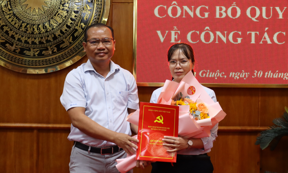 Huyện ủy Cần Giuộc công bố Quyết định công tác cán bộ