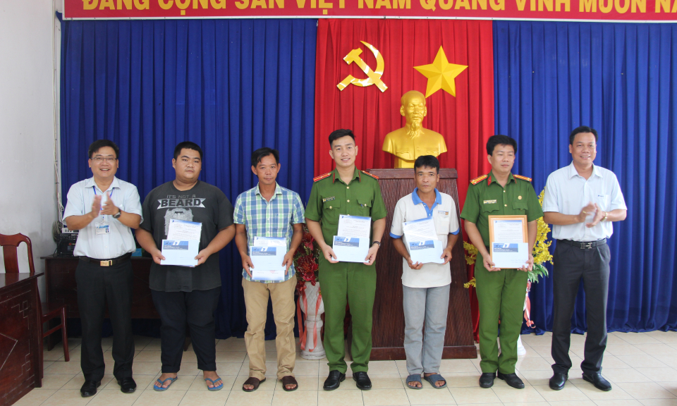 Thủ Thừa – VNPT cảm ơn Công an thị trấn bắt đối tượng trộm cáp viễn thông