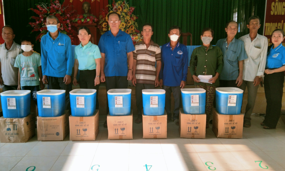 Tân Hưng: Hội Liên hiệp phụ nữ trao tặng bình lọc nước cho hội viên khó khăn