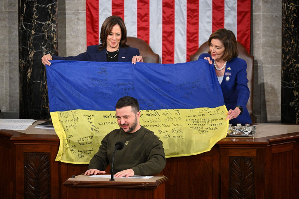 Tổng thống Zelensky mang cờ Ukraine có chữ ký của binh sỹ tặng ...